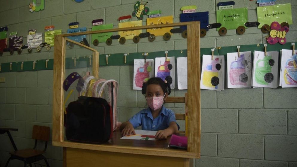 El carpintero había visto unos pupitres similares en una escuela de China y decidió fabricarlo.
