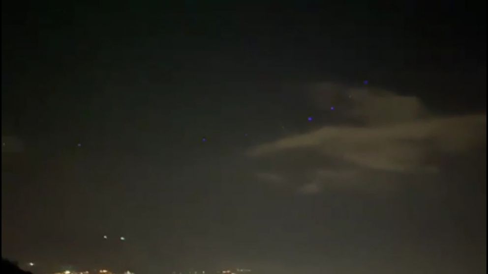 Captaron una flota de OVNIS azules en medio de la noche (Captura video).
