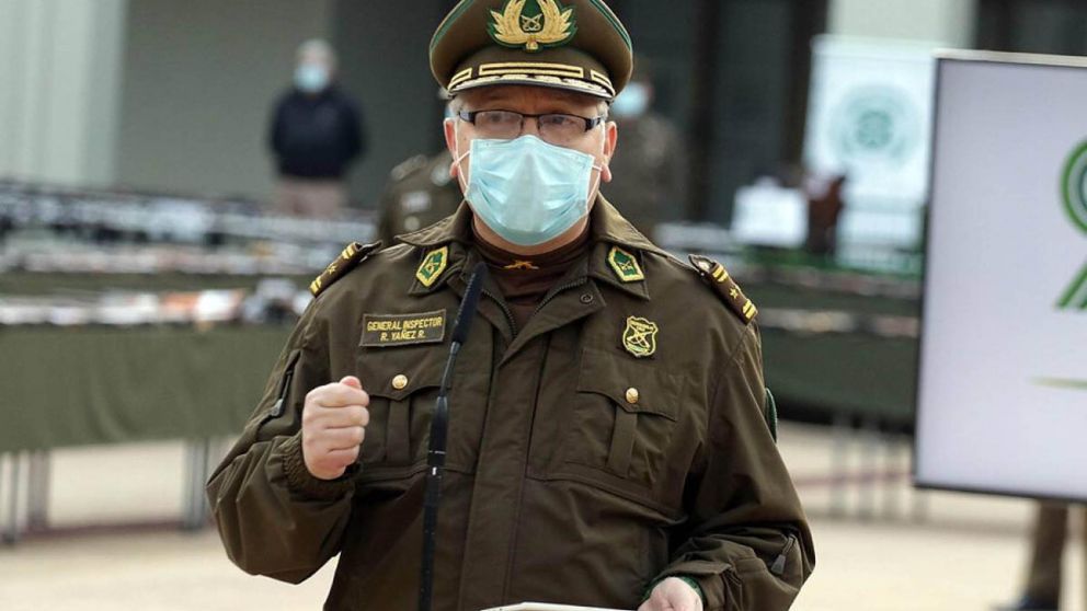 El titular de Carabineros de Chile admitió que a la fuerza le falta "legitimidad" ante la sociedad.