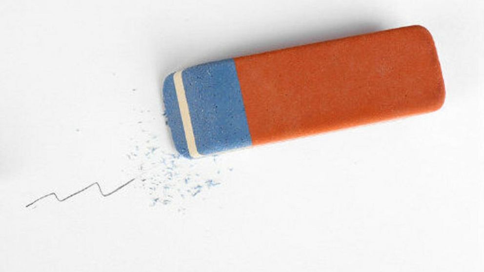 Se terminó la mentira: la parte azul de la goma no es para borrar la tinta y este es su verdadero uso.