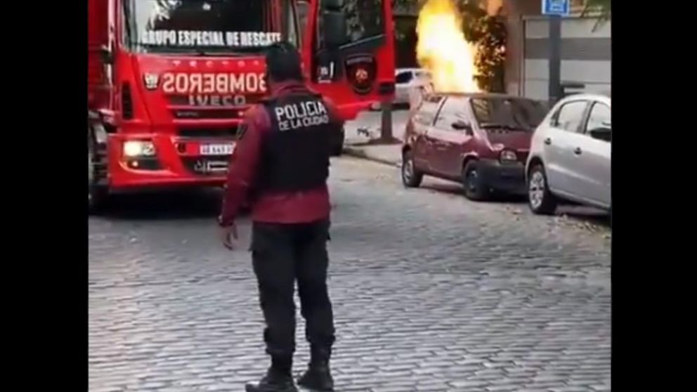 En el lugar actuaron Bomberos de la Ciudad de Buenos Aires y Defensa Civil, quienes lograron controlar el incendio y no hubo heridos.