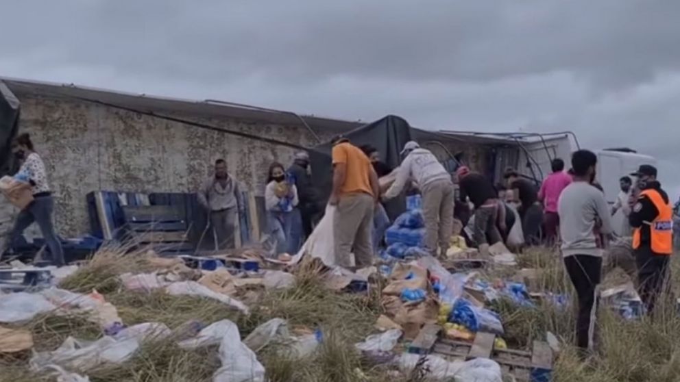 Vecinos de la zona saquearon el camión sin autorización (Captura de pantalla).
