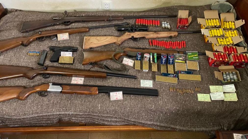 Carabinas, pistolas y casi mil municiones fueron secuestradas por la policía en Tucumán.