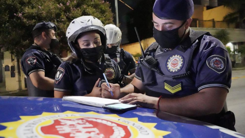 En Río Cuarto, Córdona desarticularon una fiesta con más de 500 personas.