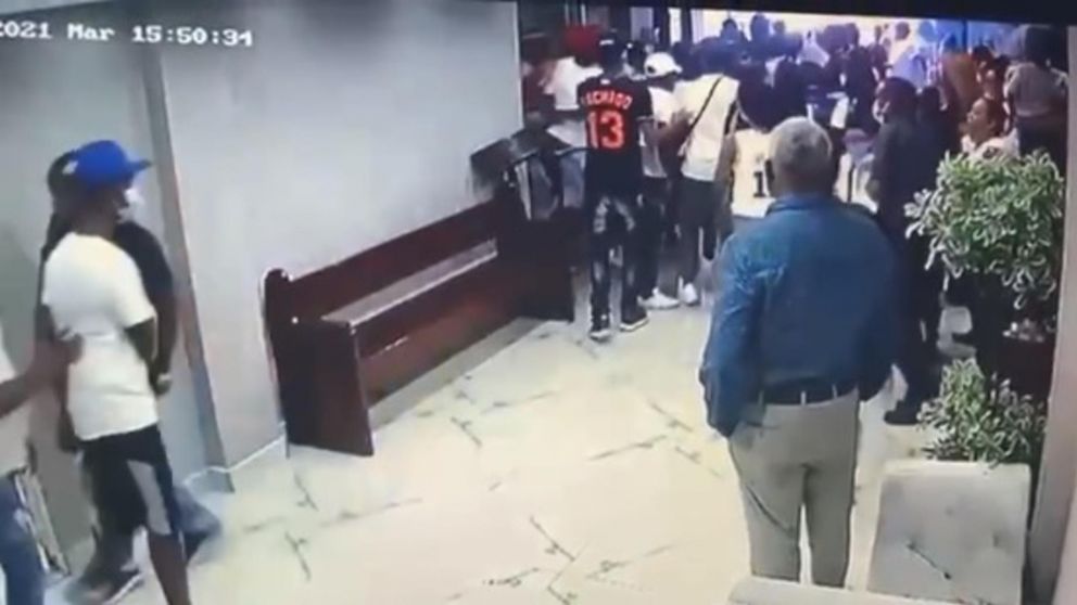 La muchedumbre ingres� al lugar y se llev� el cuerpo del difunto (Captura de video).