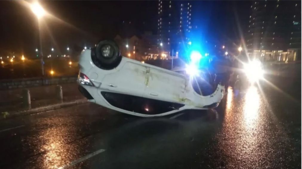 As� qued� el Ford K, tras volcar en Playa Chica, Mar del Plata.