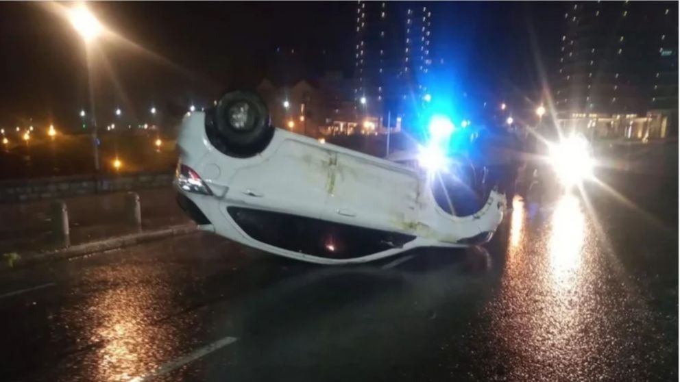 Así quedó el Ford K, tras volcar en Playa Chica, Mar del Plata.