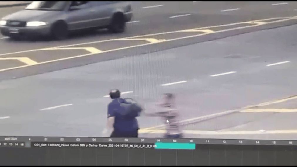 Así el linyera atacó al encargado (Captura de video).
