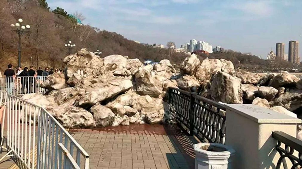 Así se desbordó río congelado en Rusia y destruyó paseo fluvial.