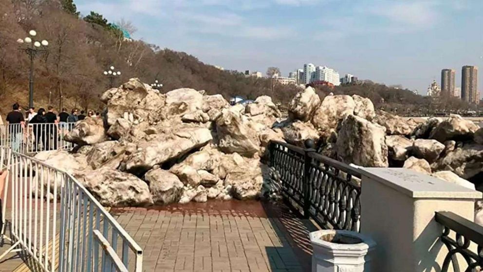 Así se desbordó río congelado en Rusia y destruyó paseo fluvial.