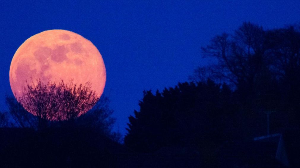 La superluna es visible cuando la Luna llena coincide con el satélite en su aproximación más cercana a la Tierra, lo que hace que parezca más brillante y más grande que otras lunas llenas.