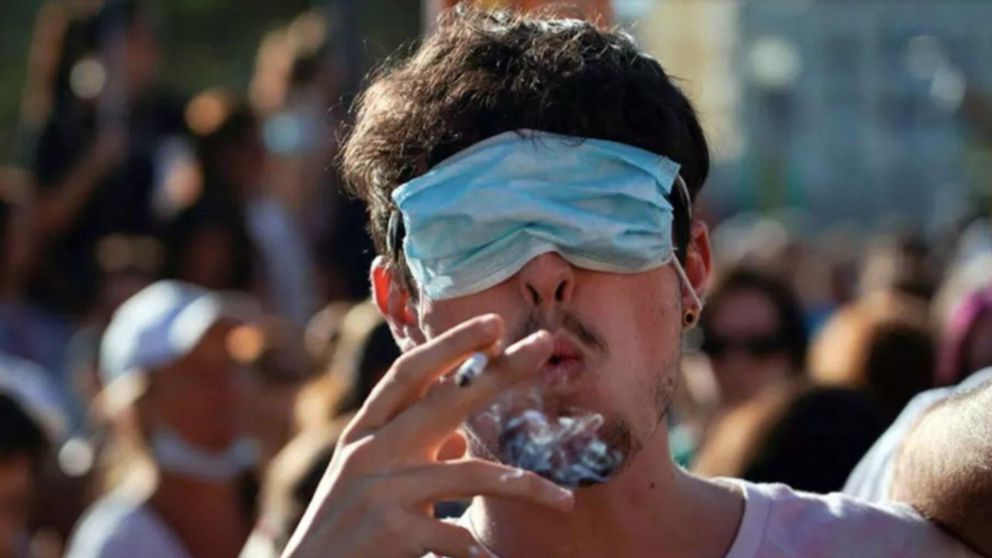 La RAE incorporó el término "coronaidiota" para definir a quienes no cumplen las normas sanitarias.