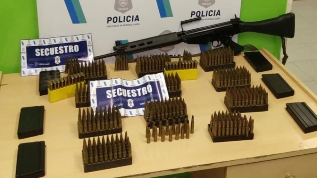 Parte del arsenal que fue encontrado en poder del sospechoso.