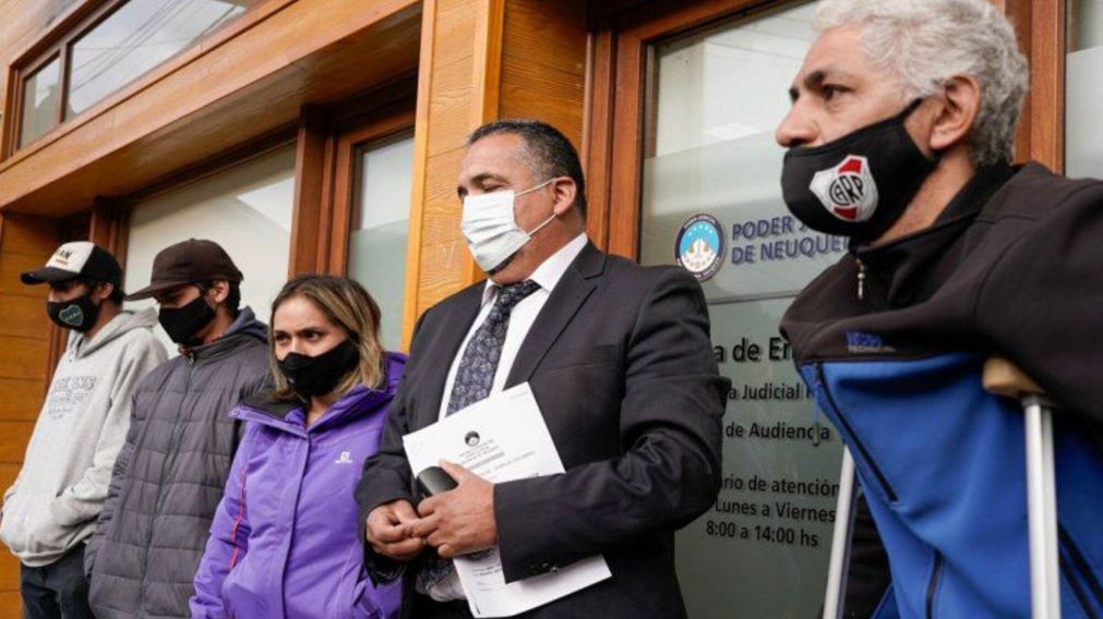 Los tres acusados en la causa por el homicidio de un violento en Sn Martín de Los Andes.