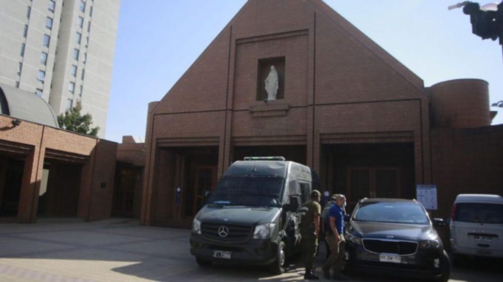 Un cura, los novios y otros invitados fueron detenidos en un casamiento en Chile.