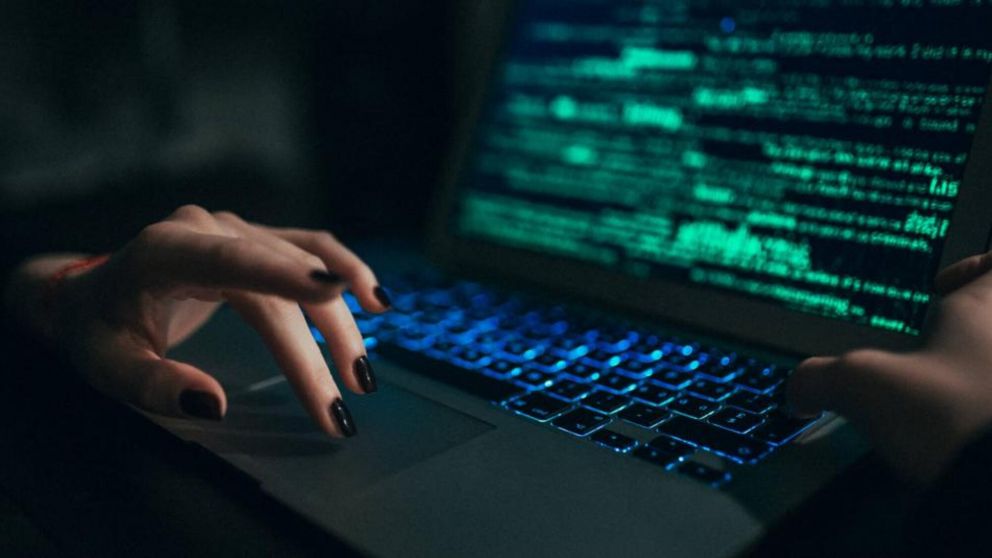 Una joven fue victima de un hacker