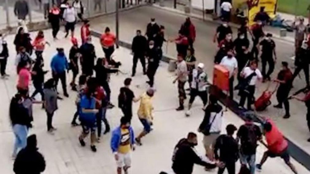 Los incidentes comenzaron en el play�n del Ministerio de Desarrollo y H�bitat (captura de video).