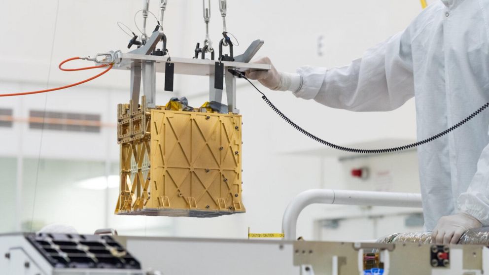 MOXIE (por su sigla en ingl�s) es una caja dorada del tama�o de una bater�a de auto y se encuentra del lado frontal derecho del rover.
