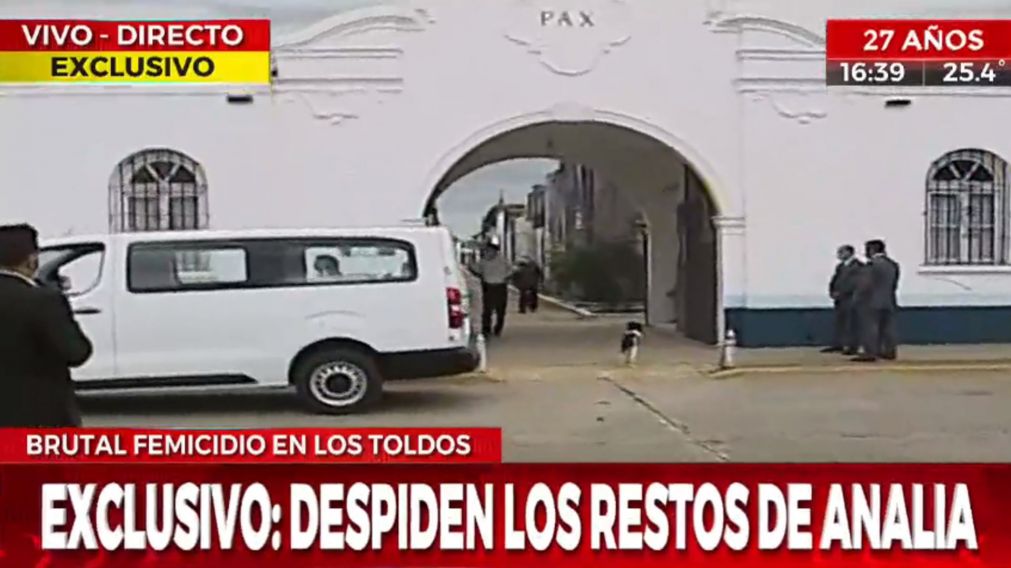 As� despidieron los restos de Anal�a Maldonado, la mujer asesinada en Los Toldos. 