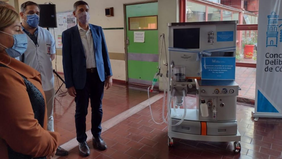 El viceintendente y los propios concejales entregaron la donación (gentileza La Nueva Mañana)