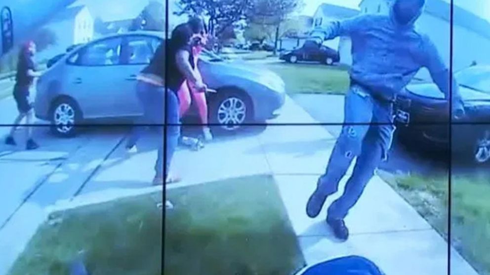 El momento en que el policía se dispone a disparar tras ver que la joven intenta apuñalar a la mujer de rosa.