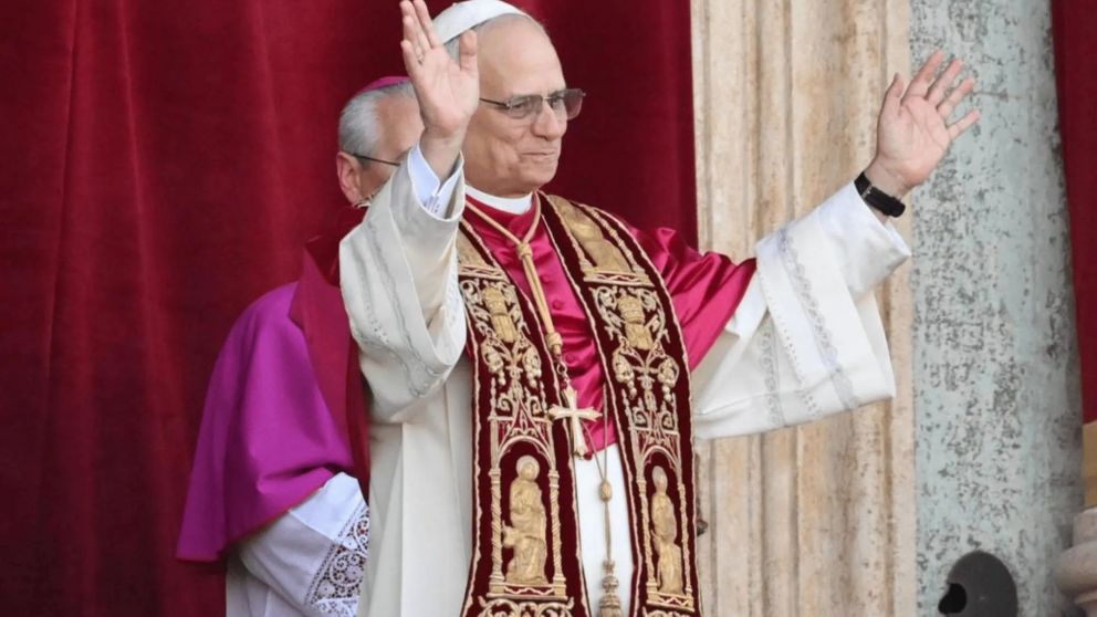 El nuevo papa León XIV, el cardenal estadounidense Roberto Francisco Prevost, bendice a los fieles desde el balcón de la Basílica de San Pedro en el Vaticano, el pasado jueves. EFE/ALESSANDRO DI MEO-NO SALES EPA ZONE