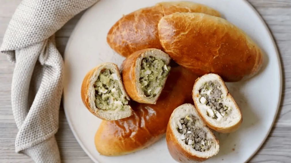 Receta de "pirozhki", las deliciosas empanadas rusas que se hacen en minutos y conquistan con su masa esponjosa