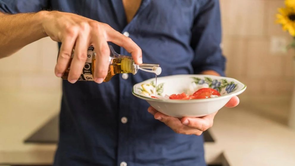 ANMAT prohibi� aceites de dos marcas distintas por considerarlos peligrosos: �Cu�les? (Freepik).