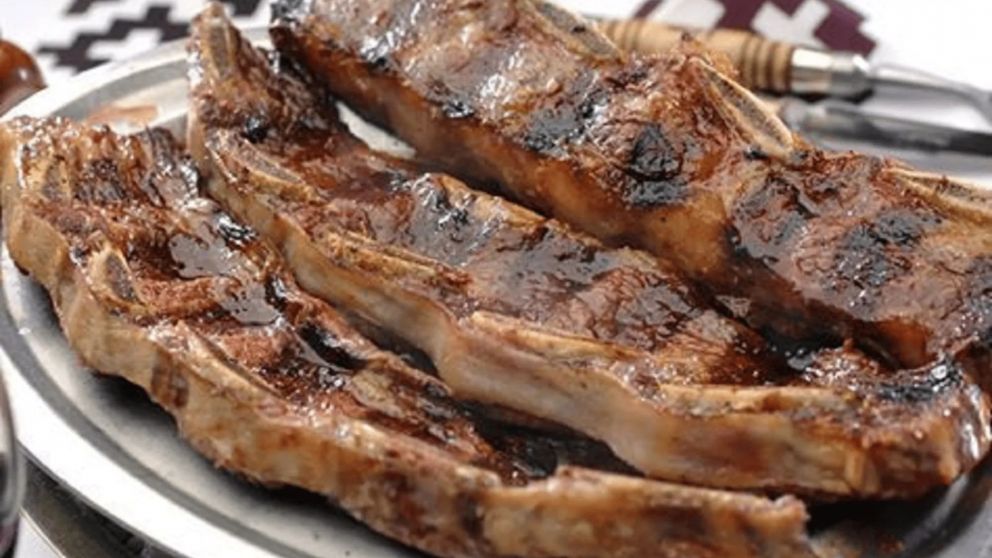 Con sabor intenso y textura tierna, este clásico del asado vuelve a ganar protagonismo gracias a su precio accesible y su inconfundible aroma a parrilla.