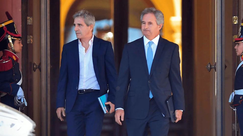 Luis "Toto" Caputo y Pablo Quirno en Casa Rosada.