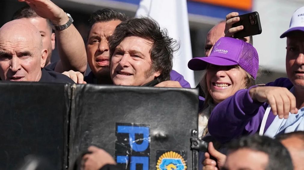 Javier Milei durante una caravana por Lomas de Zamora.
