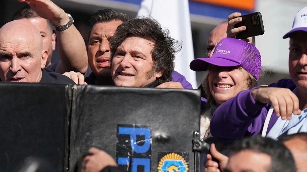 Javier Milei durante una caravana por Lomas de Zamora.