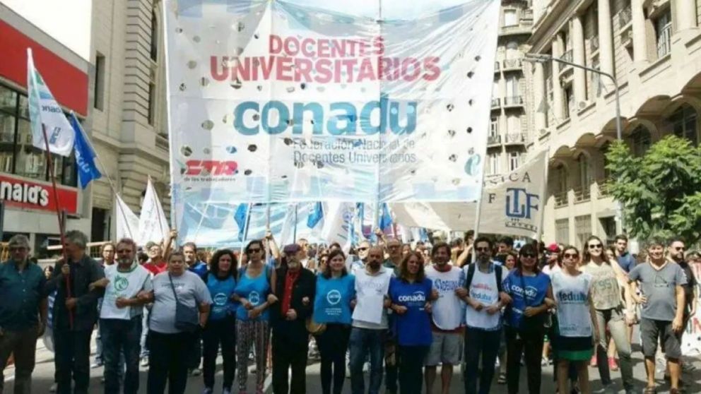 El Gobierno anunció la promulgación de las leyes de emergencia pediátrica y financiamiento universitario.