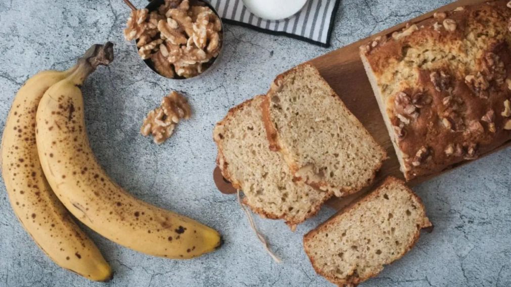 Ingredientes y modo de preparación para preparar un budín de banana y nueces ideal para compartir.