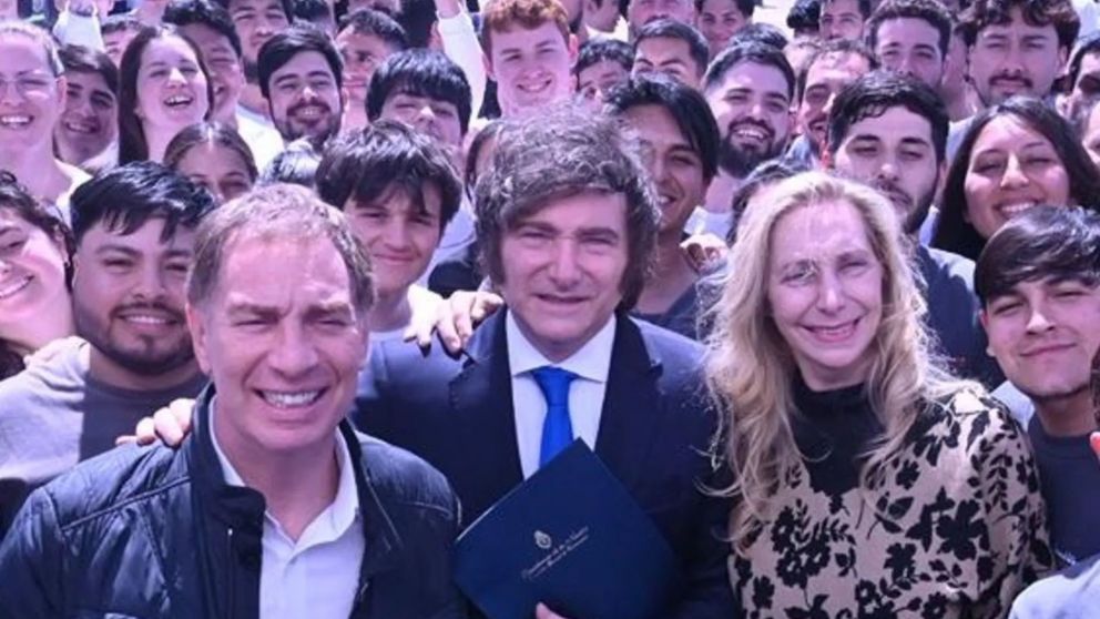 Milei estará en Córdoba y Rosario, mientras Santilli hará las últimas recorridas en PBA.