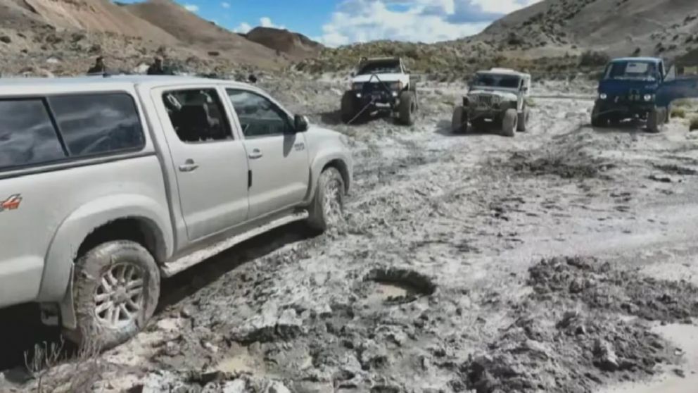 Así lograron sacar la camioneta encajada de los jubilados.