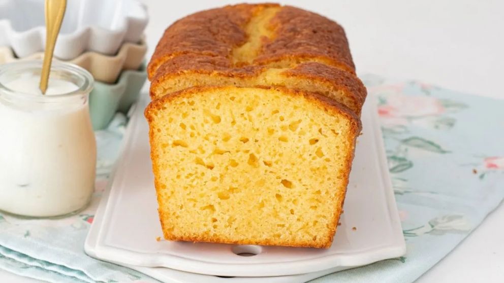 ¡Con un solo utensillo! El secreto para cocinar el bizcocho de yogur más esponjoso de la repostería