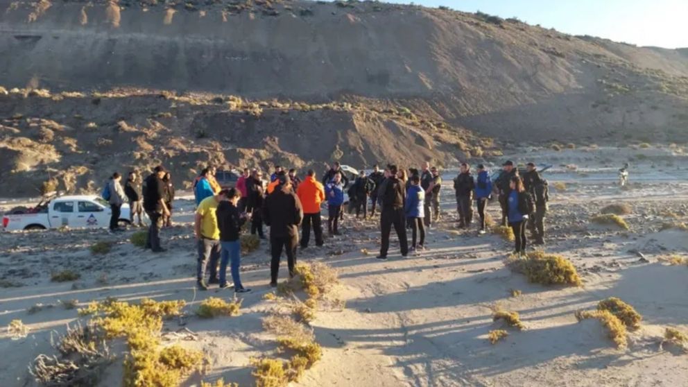 El equipo de búsqueda cerca de Playa Visser donde se vio la camioneta de la pareja de jubilados.
