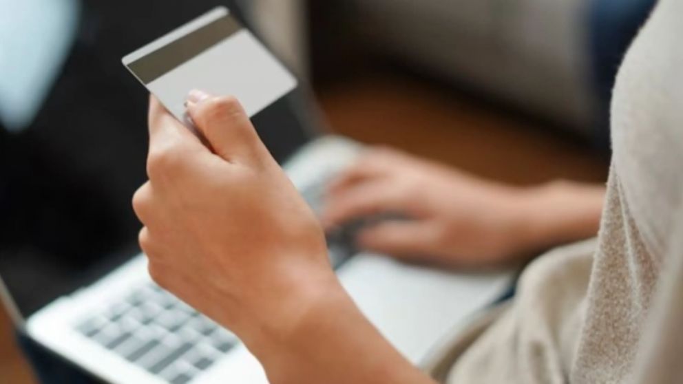 La acusada aprovechó para realizar consumos desde su propio teléfono (Gentileza Diario Jornada).