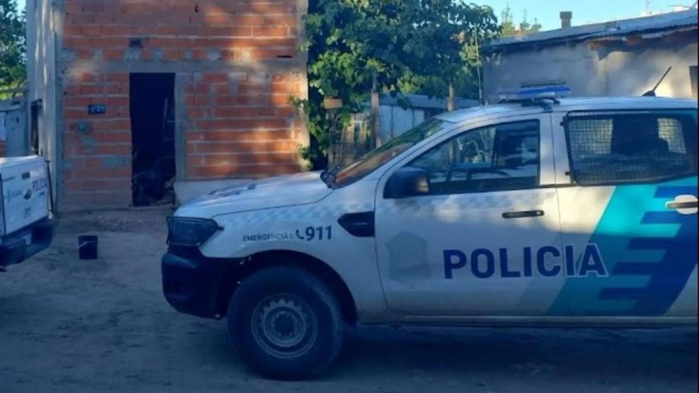Los polic�as se apersonaron en el escenario del homicidio.