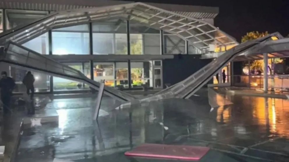 El viento voló parte de la cubierta de la pileta climatizada municipal de Benito Juárez (Redes).