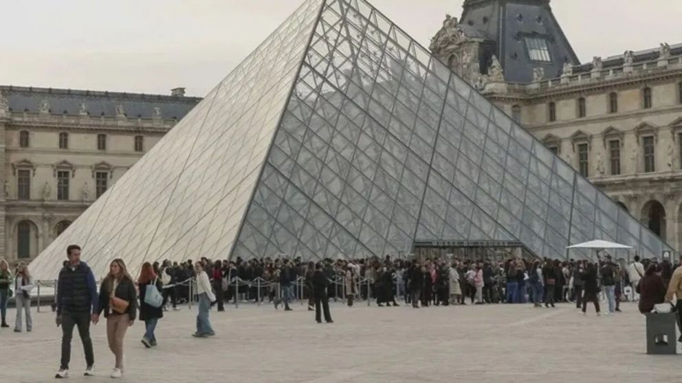 El Museo del Louvre volvi� a abrir sus puertas tras el robo (X).