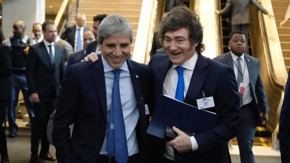 Javier Milei y Luis Caputo celebraron el superávit fiscal y que no hubo "plan platita" electoral.