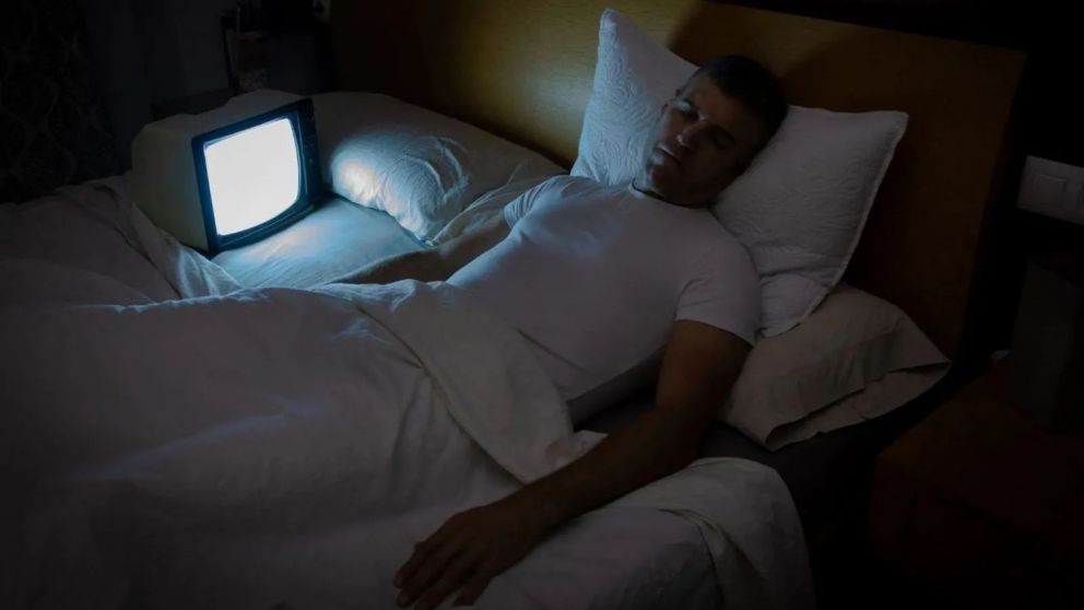 Los riesgos de dormir con la televisión encendida y cómo mejorar tu descanso, según especialistas.