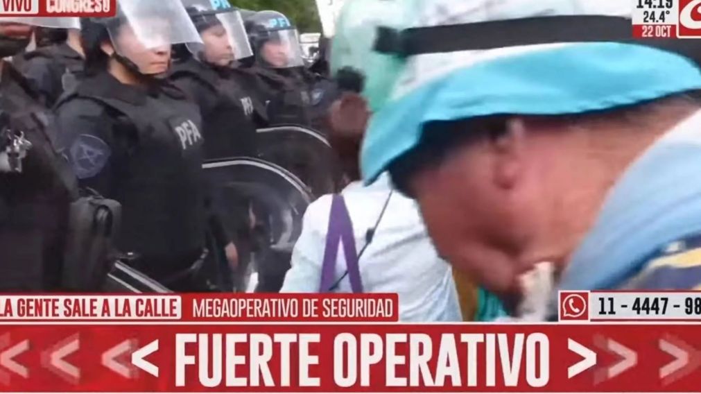 ¡EN VIVO! Marcha de jubilados: enfrentamientos, corridas y tensión en la zona del Congreso