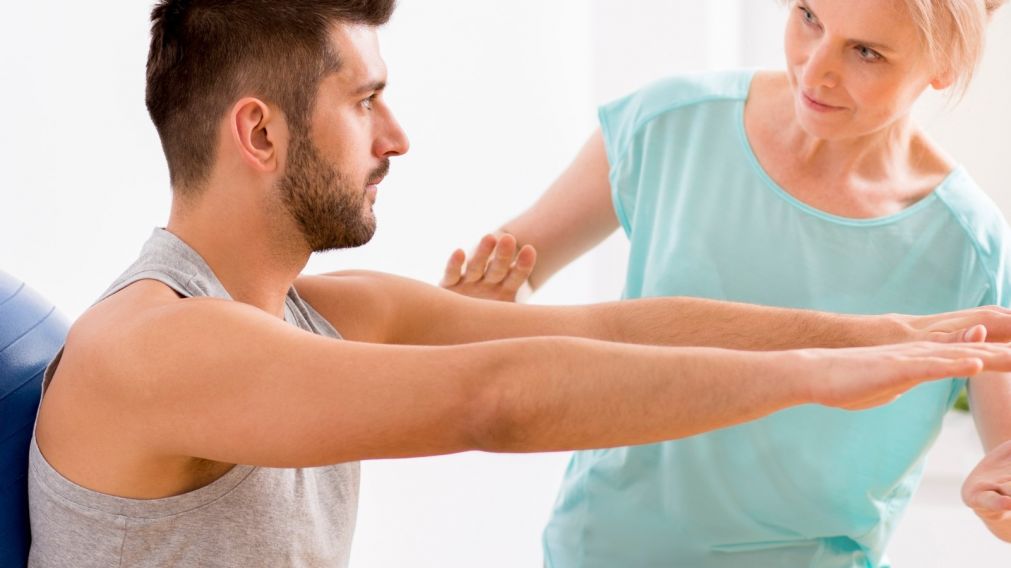Los tratamientos de rehabilitación post Covid-19 suelen ser de larga duración, lo que provocó una alta demanda de kinesiólogos por parte de los centros de salud argentinos durante el último año de la pandemia.