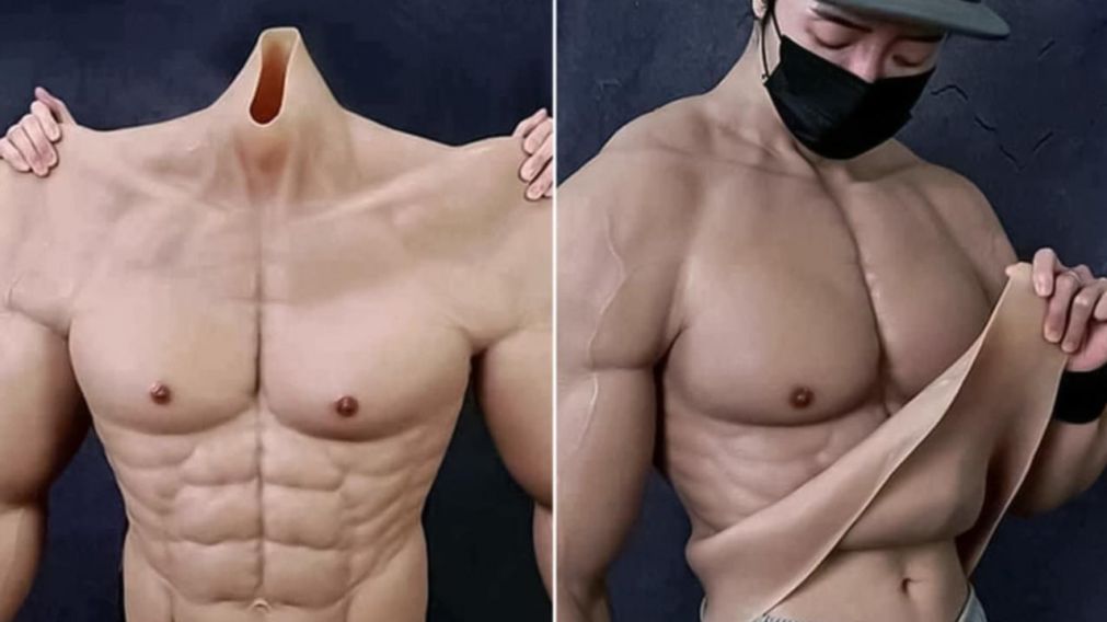 El traje posee notorias venas en los brazos, líneas de abdominales perfectas y tiene varias tonalidades de piel.