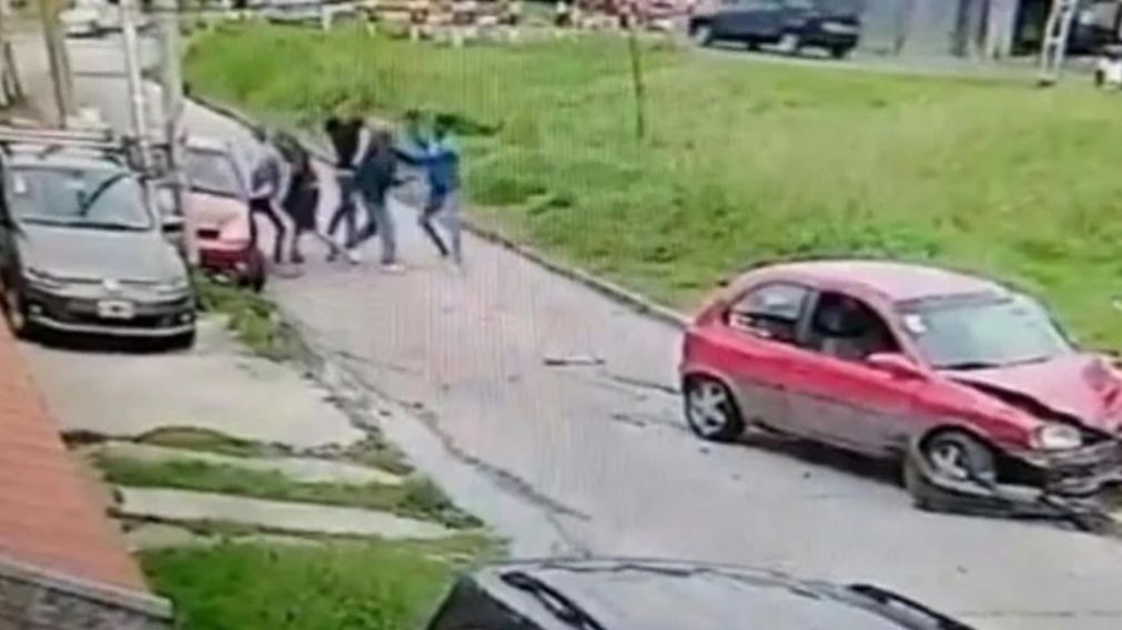 Delincuentes armados intentaron robar un auto, pero los vecinos los enfrentaron a las piñas