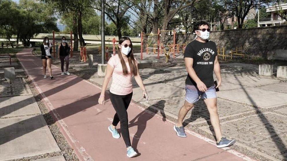 Tres municipios bonaerenses retroceden de fase porque su sistema sanitario está al límite.