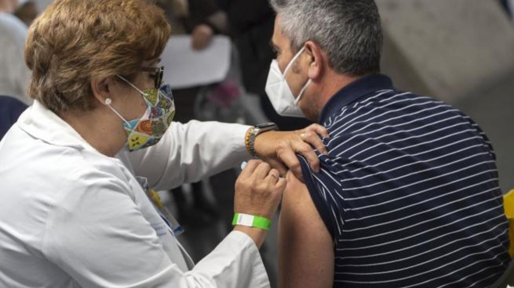 .La Agencia de Salud Pública y el Gobierno de Suecia destacaron que los riesgos de la vacuna de AstraZeneca son muy inferiores a sus beneficios.